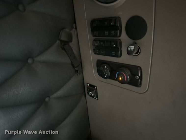 image for item DV0607 2015 Freightliner Cascadia 125 semi truck