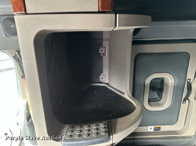 image for item DV0607 2015 Freightliner Cascadia 125 semi truck