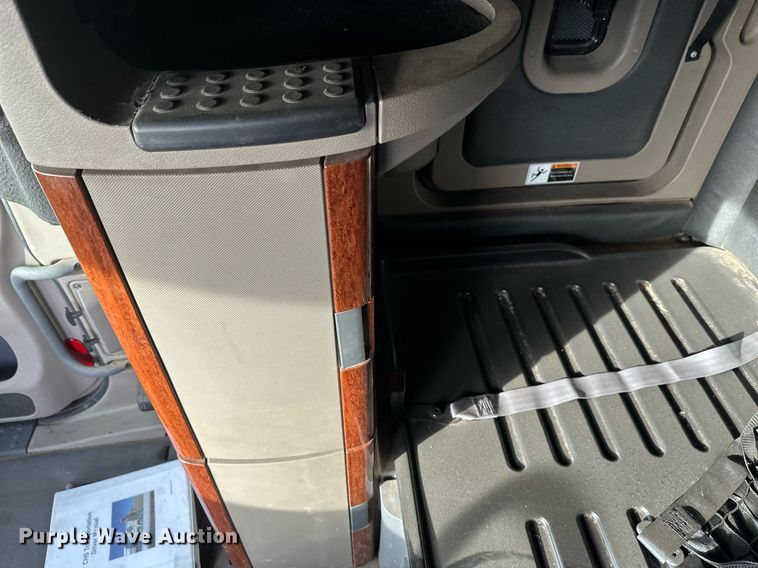 image for item DV0607 2015 Freightliner Cascadia 125 semi truck