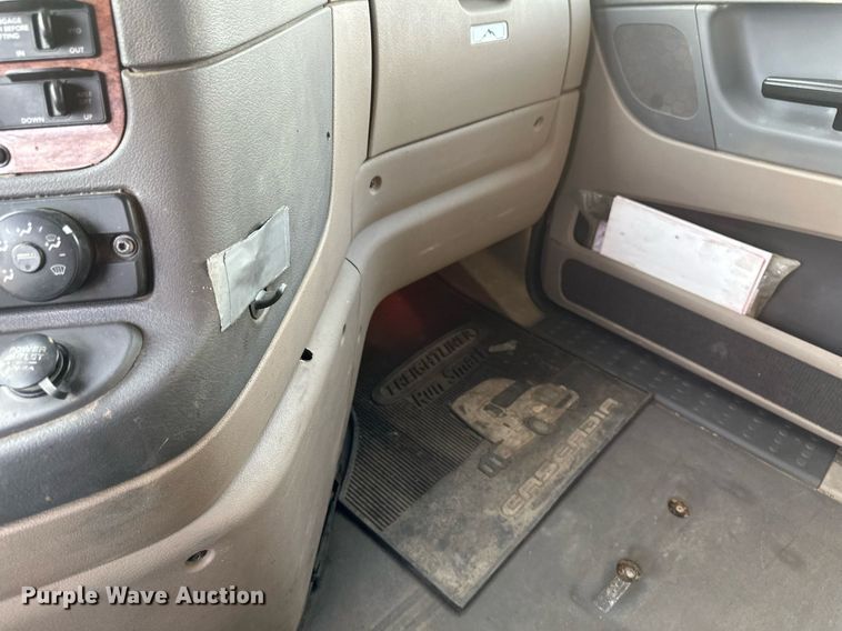 image for item DV0607 2015 Freightliner Cascadia 125 semi truck