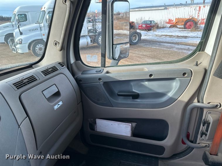 image for item DV0607 2015 Freightliner Cascadia 125 semi truck