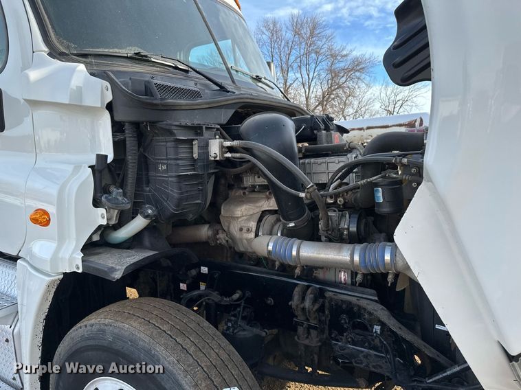 image for item DV0607 2015 Freightliner Cascadia 125 semi truck