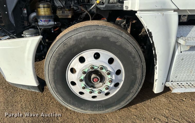 image for item DV0607 2015 Freightliner Cascadia 125 semi truck