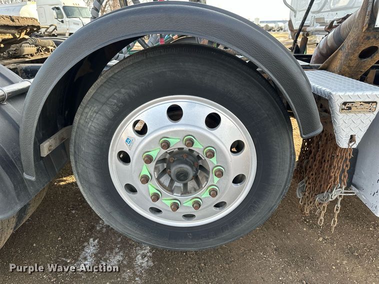 image for item DV0607 2015 Freightliner Cascadia 125 semi truck