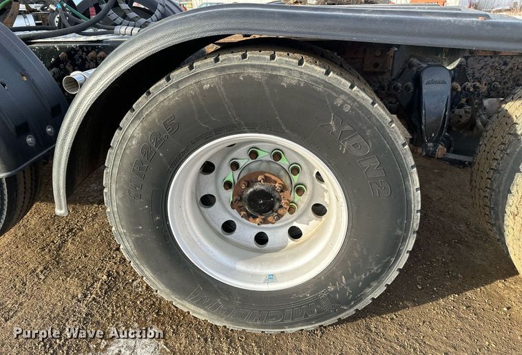 image for item DV0607 2015 Freightliner Cascadia 125 semi truck