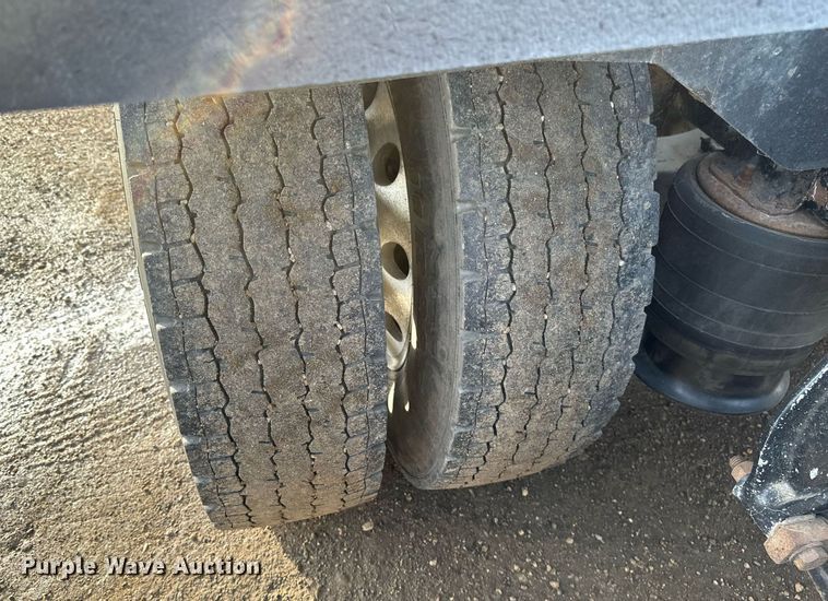 image for item DV0607 2015 Freightliner Cascadia 125 semi truck