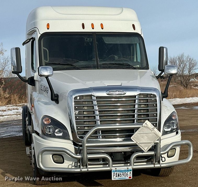 image for item DV0608 2015 Freightliner Cascadia 125 semi truck
