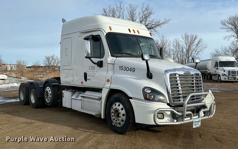 image for item DV0608 2015 Freightliner Cascadia 125 semi truck