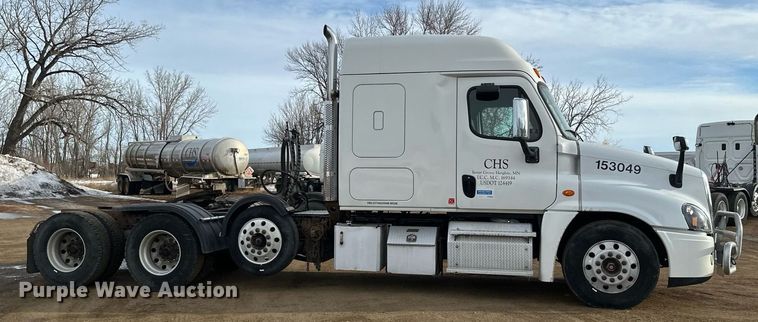 image for item DV0608 2015 Freightliner Cascadia 125 semi truck