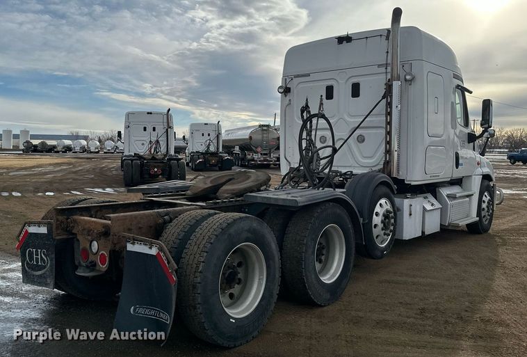 image for item DV0608 2015 Freightliner Cascadia 125 semi truck