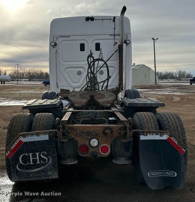 image for item DV0608 2015 Freightliner Cascadia 125 semi truck