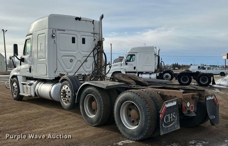 image for item DV0608 2015 Freightliner Cascadia 125 semi truck