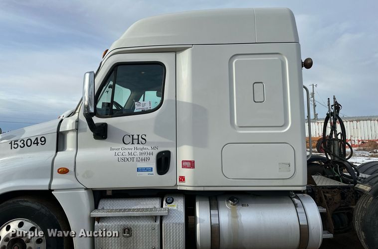 image for item DV0608 2015 Freightliner Cascadia 125 semi truck