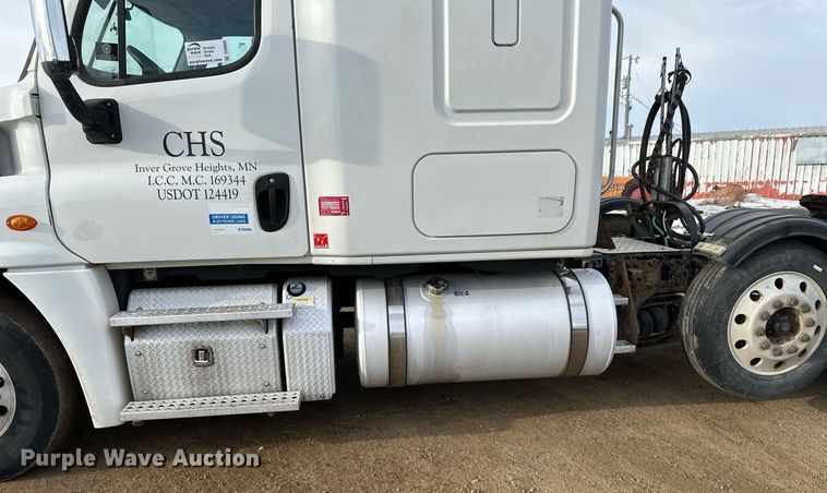 image for item DV0608 2015 Freightliner Cascadia 125 semi truck