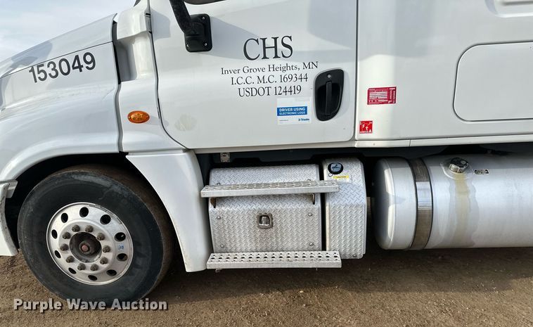 image for item DV0608 2015 Freightliner Cascadia 125 semi truck