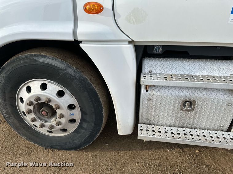 image for item DV0608 2015 Freightliner Cascadia 125 semi truck