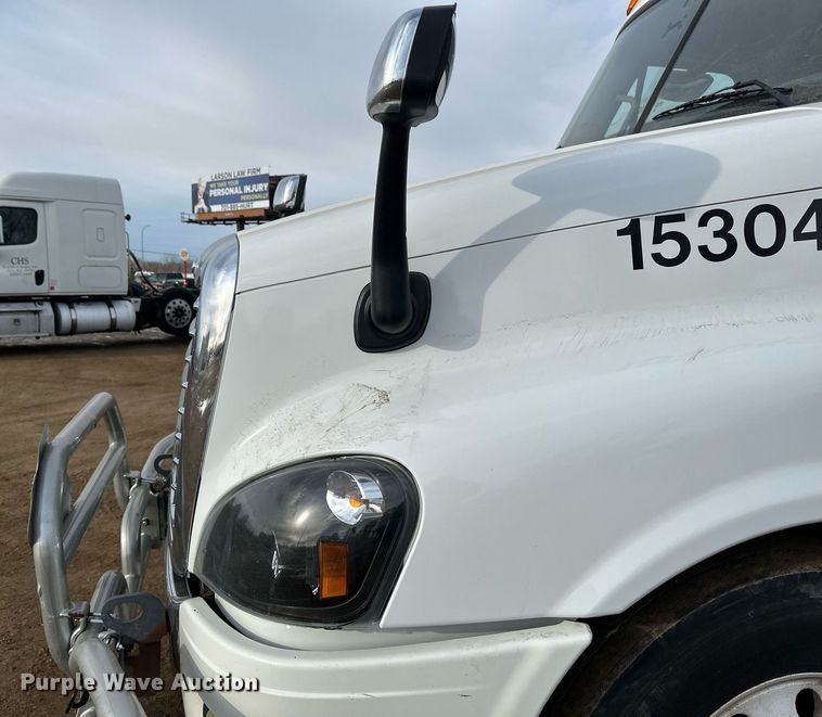 image for item DV0608 2015 Freightliner Cascadia 125 semi truck