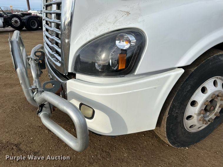 image for item DV0608 2015 Freightliner Cascadia 125 semi truck