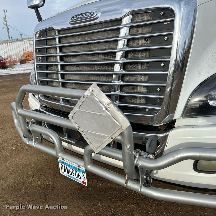 image for item DV0608 2015 Freightliner Cascadia 125 semi truck