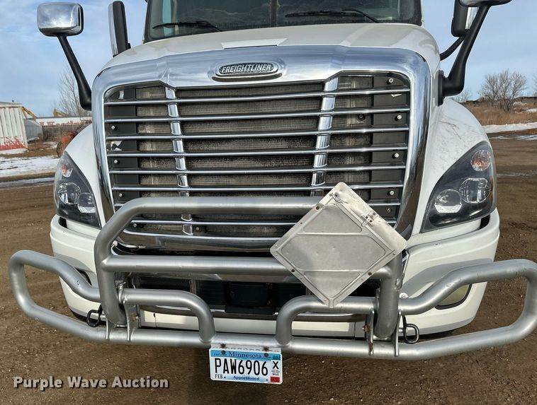 image for item DV0608 2015 Freightliner Cascadia 125 semi truck