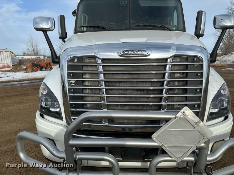 image for item DV0608 2015 Freightliner Cascadia 125 semi truck