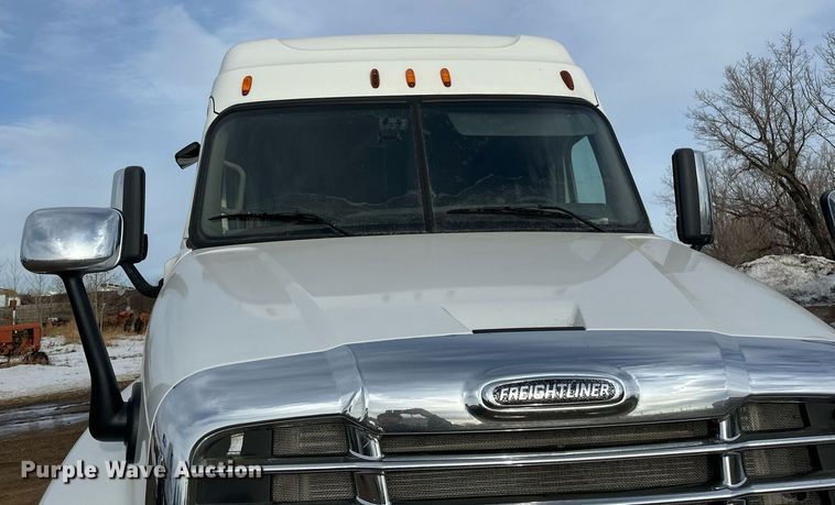 image for item DV0608 2015 Freightliner Cascadia 125 semi truck