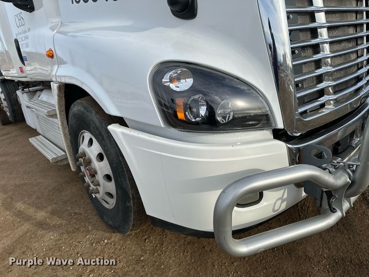 image for item DV0608 2015 Freightliner Cascadia 125 semi truck
