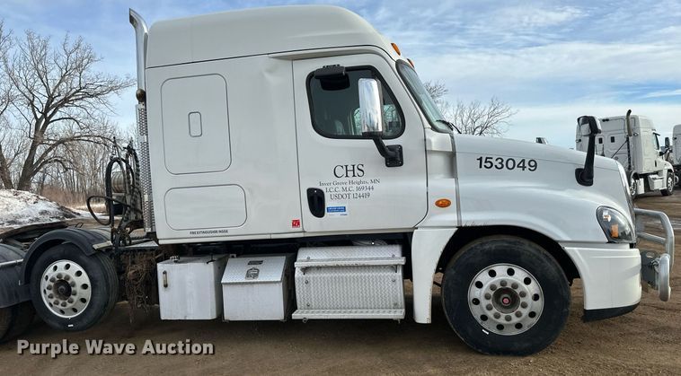 image for item DV0608 2015 Freightliner Cascadia 125 semi truck