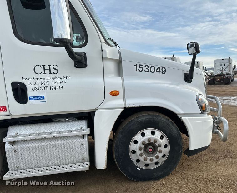 image for item DV0608 2015 Freightliner Cascadia 125 semi truck