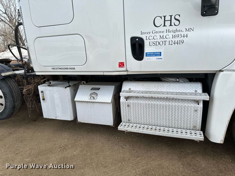 image for item DV0608 2015 Freightliner Cascadia 125 semi truck