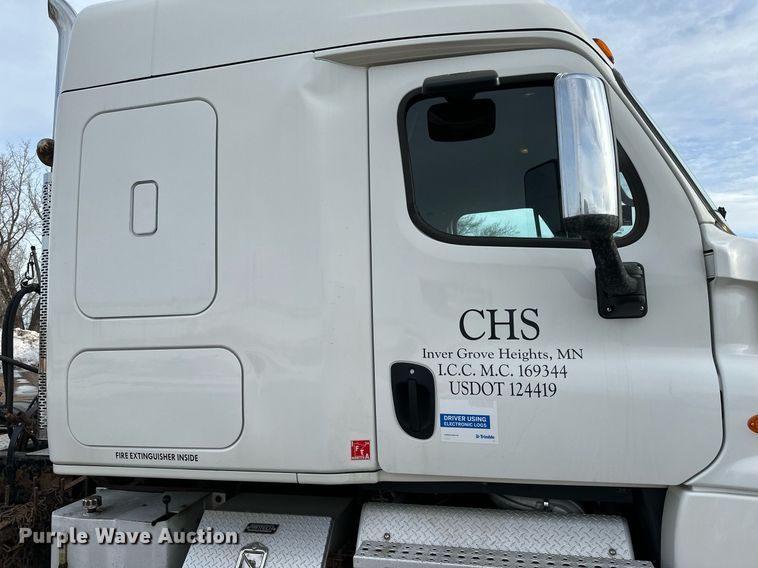 image for item DV0608 2015 Freightliner Cascadia 125 semi truck