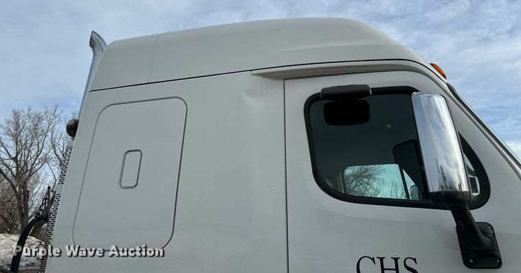 image for item DV0608 2015 Freightliner Cascadia 125 semi truck