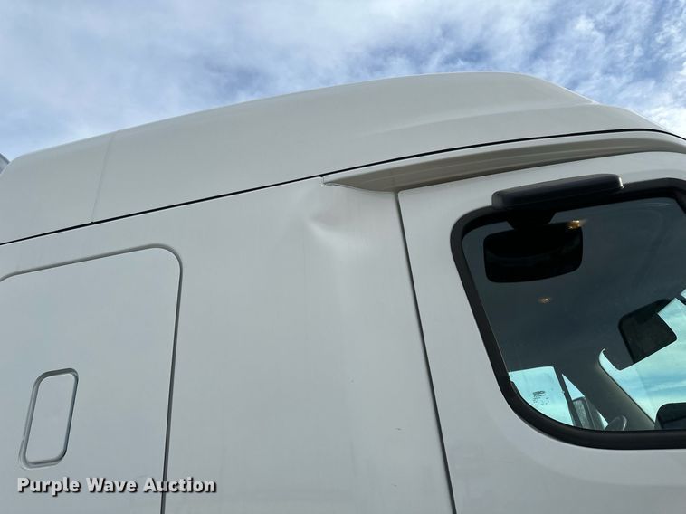 image for item DV0608 2015 Freightliner Cascadia 125 semi truck