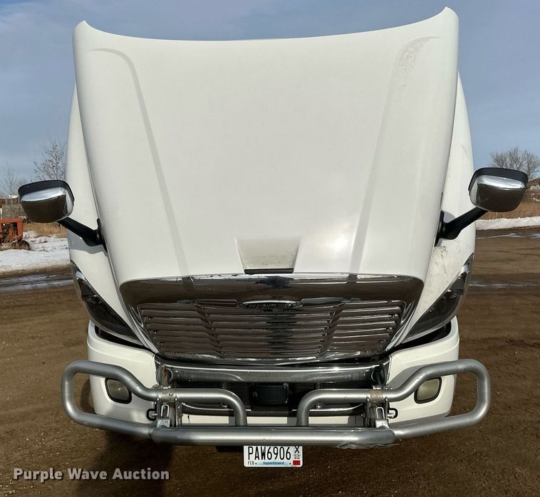 image for item DV0608 2015 Freightliner Cascadia 125 semi truck