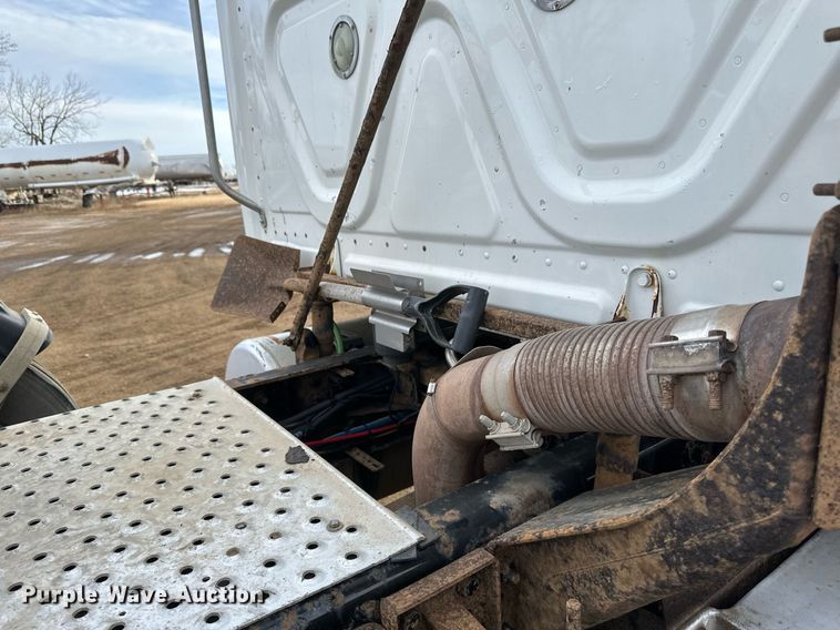 image for item DV0608 2015 Freightliner Cascadia 125 semi truck