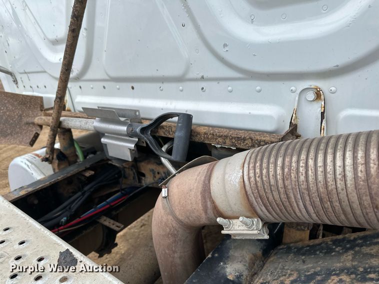 image for item DV0608 2015 Freightliner Cascadia 125 semi truck