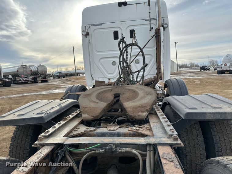 image for item DV0608 2015 Freightliner Cascadia 125 semi truck