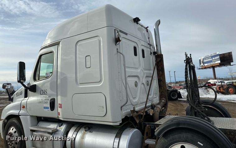 image for item DV0608 2015 Freightliner Cascadia 125 semi truck