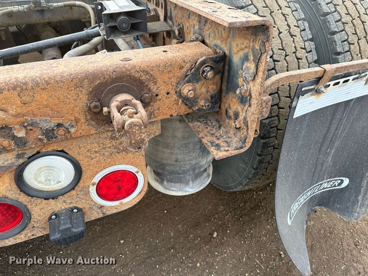 image for item DV0608 2015 Freightliner Cascadia 125 semi truck