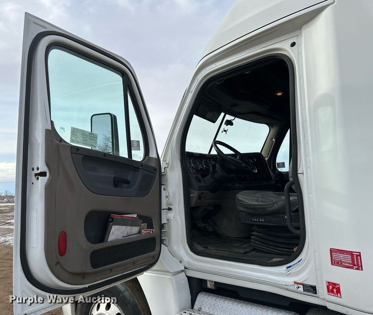 image for item DV0608 2015 Freightliner Cascadia 125 semi truck