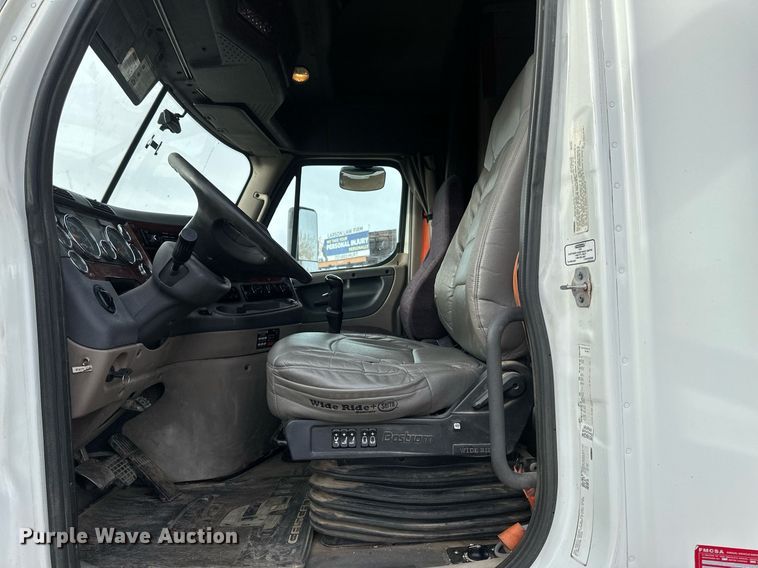 image for item DV0608 2015 Freightliner Cascadia 125 semi truck