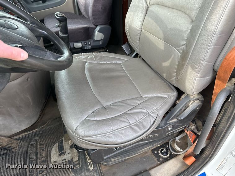 image for item DV0608 2015 Freightliner Cascadia 125 semi truck