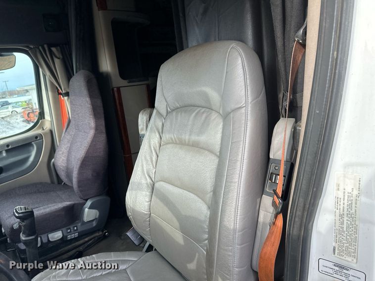 image for item DV0608 2015 Freightliner Cascadia 125 semi truck