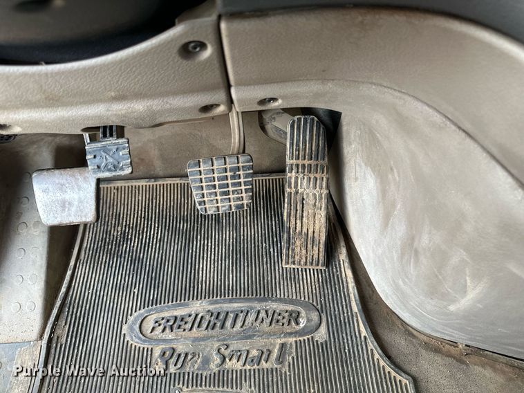 image for item DV0608 2015 Freightliner Cascadia 125 semi truck