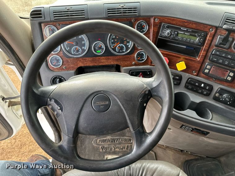 image for item DV0608 2015 Freightliner Cascadia 125 semi truck