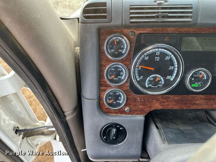 image for item DV0608 2015 Freightliner Cascadia 125 semi truck