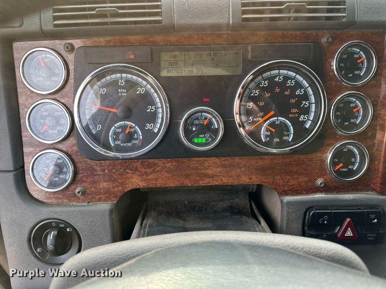 image for item DV0608 2015 Freightliner Cascadia 125 semi truck