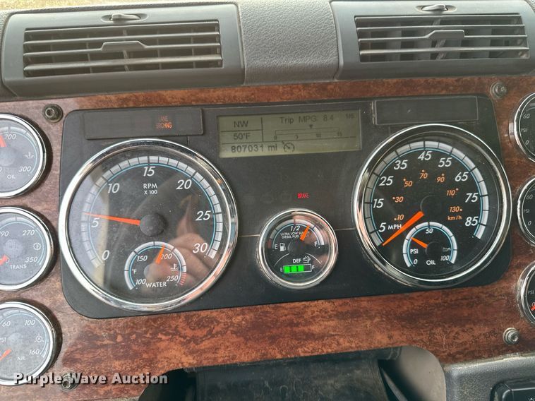 image for item DV0608 2015 Freightliner Cascadia 125 semi truck