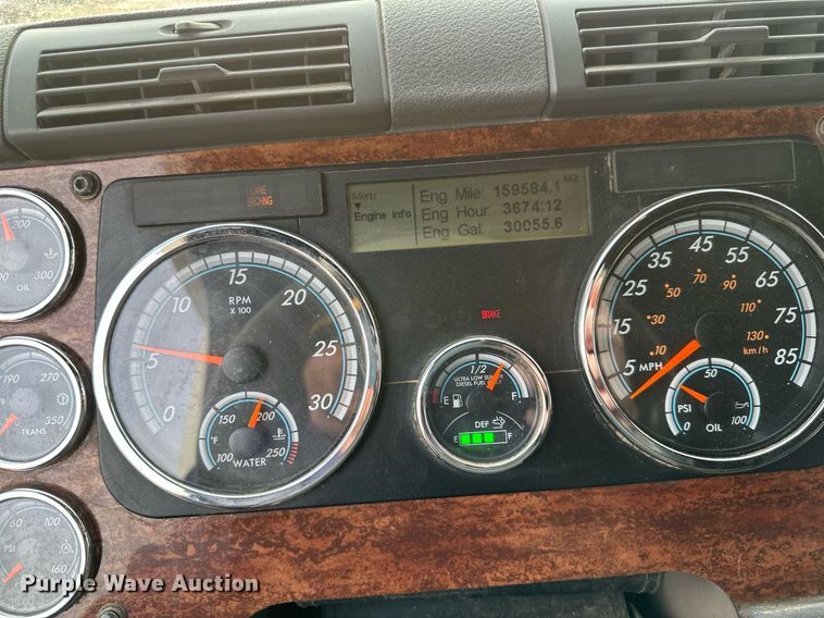 image for item DV0608 2015 Freightliner Cascadia 125 semi truck