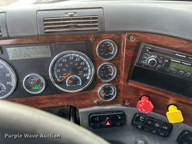 image for item DV0608 2015 Freightliner Cascadia 125 semi truck